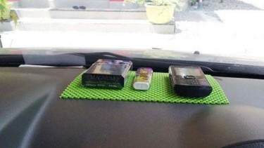 Pemantik api di dasbor mobil.
