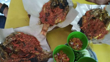 Ikan Bakar di pinggir Kalimas Surabaya, Jawa Timur