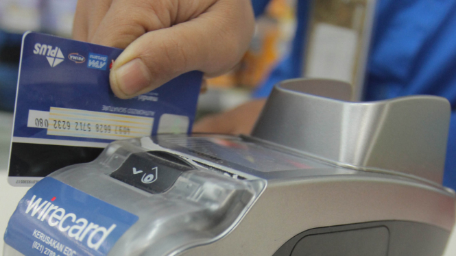 Jangan mau kartu kreditnya digesek selain di mesin gesek resmi (EDC).