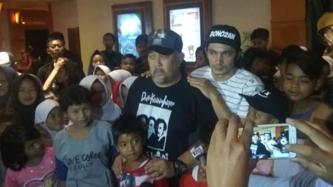 Pemain Warkop nobar dengan anak-anak jalanan