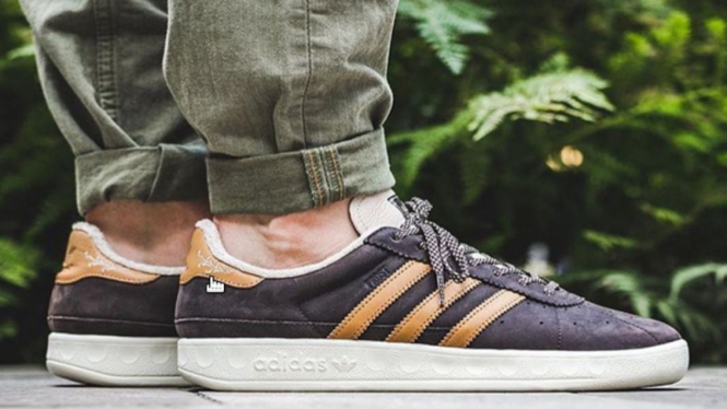 Sepatu Adidas.