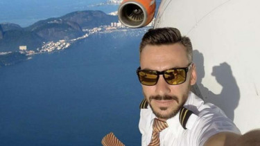 Aksi pilot pose di udara