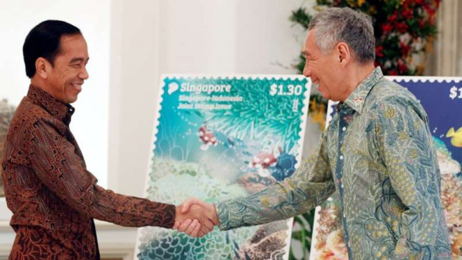 Presiden Joko Widodo dan PM Singapura, Lee Hsien Loong, pada acara penerbitan prangko edisi 50 Tahun Hubungan RI-Singapura.