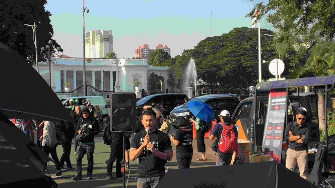 Rio Dewanto saat ikut aksi Kamisan di depan Istana Negara