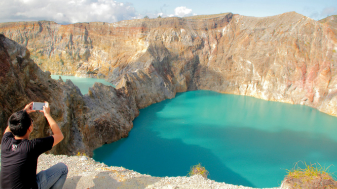 Sejumlah wisatawan memotret Danau Kelimutu di Ende, NTT