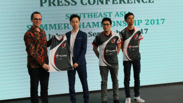 Penyerahan jersey resmi ke tim Elite 8