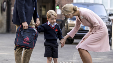 Pangeran George diantar Ayahnya masuk sekolah hari pertama.