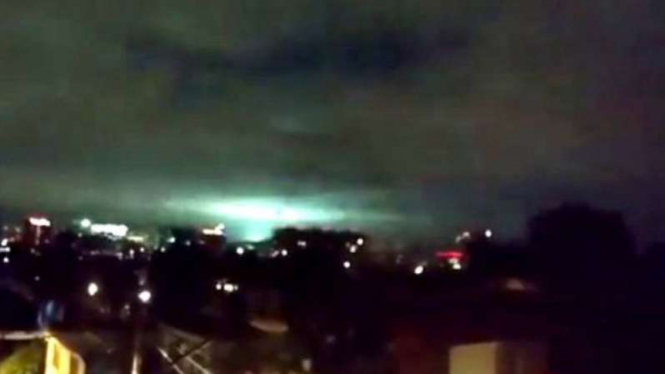 Cahaya biru kehijauan muncul di langit Meksiko setelah gempa besar.