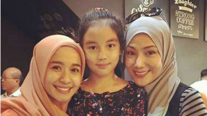 Erra Fazira (kanan) dan Laudya Cynthia Bella