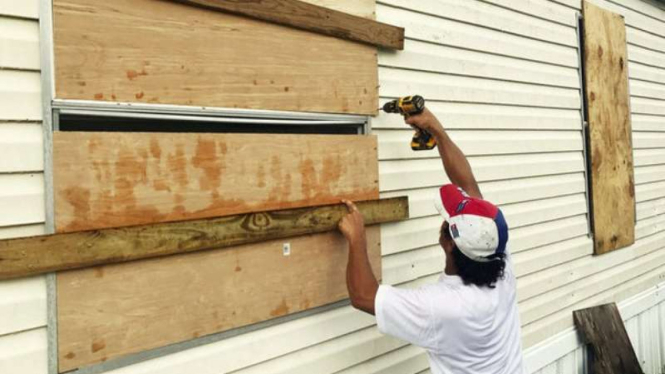 Warga Florida menutup rumah mereka agar aman dari terjangan badai Irma.