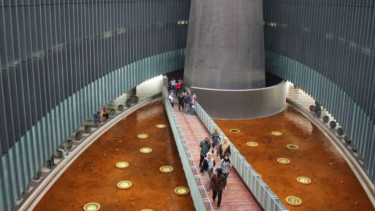 Wisatawan menikmati suasana dalam ruang Museum Tsunami Aceh di Kota Banda Aceh.
