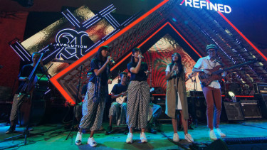 Endah N Rhesa dengan Keroncong Biru di Soundrenaline 2017.