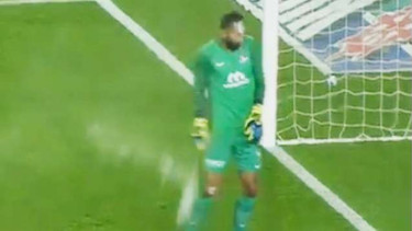 Kiper tim Istanbul Basaksehir, Volkan Babacan terkena lemparan botol