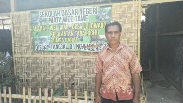 Mathiusten, guru di pedalaman Sumba, NTT.