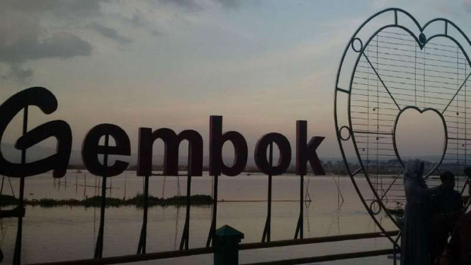 Lokasi swafoto dengan latar Gembok Cinta dan danau Rawa Pening di kawasan wisata Bukit Cinta di Kabupaten Semarang, Jawa Tengah.