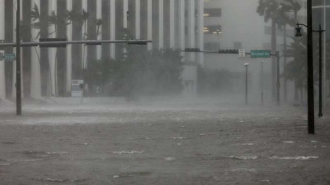 Banjir dan hujan lebat melanda wilayah Brickell saat badai Irma tiba di Florida, Minggu, 10 September 2017.