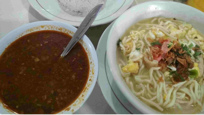 Bakmi godog dan oseng-oseng superpedas di Warung Bakmi Plengkung, Surabaya.