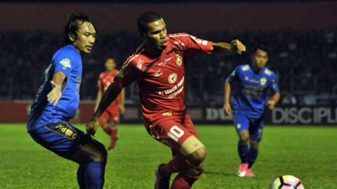 Pemain Semen Padang, Vendry Mofu, saat hadapi Persib Bandung