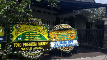 Karangan bunga duka cita di rumah Husni dan Zakiyah di Bendungan Hilir.