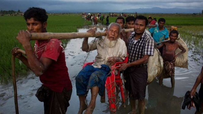 Pengungsi dari etnis Rohingya di Rakhine State yang melarikan diri ke Bangladesh, melalui jalan yang lembab dan sungai kotor.