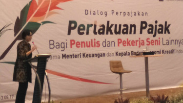 Menkeu saat berdiskusi dengan penulis dan pekerja seni di kantor Ditjen pajak.