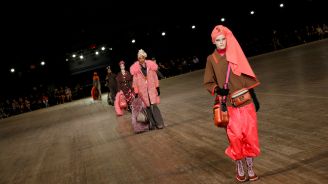 Koleksi Busana Musim Semi Panas 2018 Marc Jacobs di NYFW