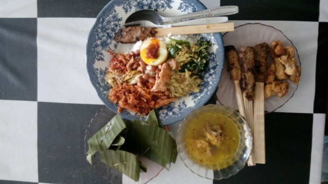 Nasi Bali Spesial Ayam Bu Putu.