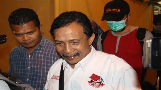 Bupati Batubara, OK Arya Zulkarnaen, (tengah) terjaring OTT KPK