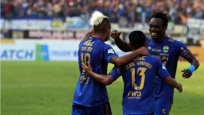 Pemain Persib Bandung, Michael Essien, merayakan gol bersama rekan-rekannya.