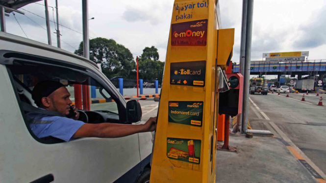 Pengguna Jalan Tol Bertransaksi Menggunakan Kartu Elektronik Non Tunai.