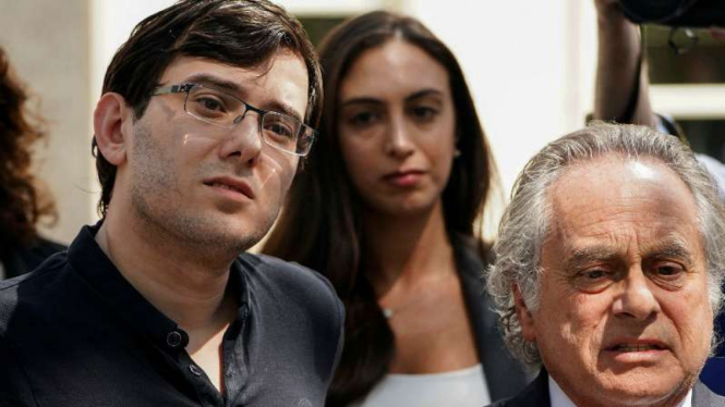 Martin Shkreli (kiri) dan pengacaranya