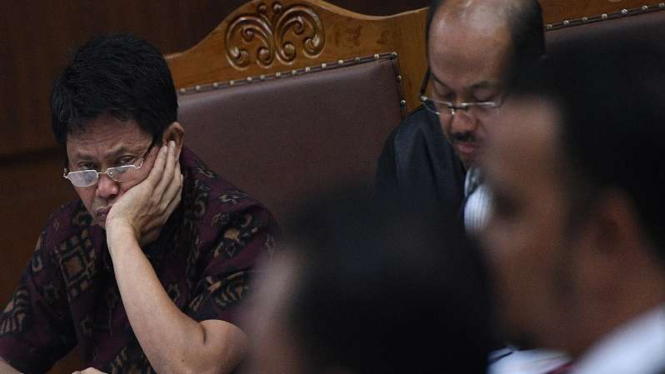 Terdakwa Sugito (kiri) selaku Irjen Kemendes PDTT saat di persidangan