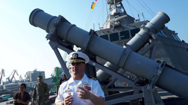Komandan Kapal Perang USS Coronado Letkol Laut Douglas K Meagher.