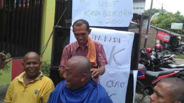 Warga gunduli kepala tanda syukur