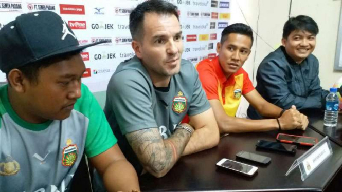 Pelatih Bhayangkara FC, Simon McMenemy (tengah)