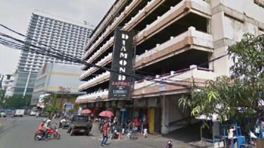 Suasana di depan gedung Diskotek dan Karaoke Diamond di Jakarta Barat.