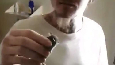 Mabuk Flakka bikin napi ini nekat memakan tikus hidup.