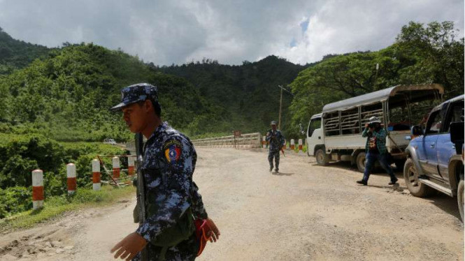 Tentara berjaga usai serangan ARSA di Rakhine