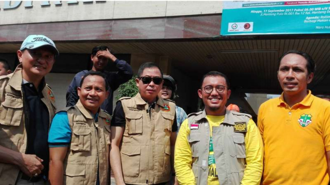Menteri ESDM Ignasius Jonan dan Ketua PP Muhammdiyah Dahnil Azhar Simanjuntak dalam aksi bersih-bersih rumah ibadah, Minggu (17/9/2017)