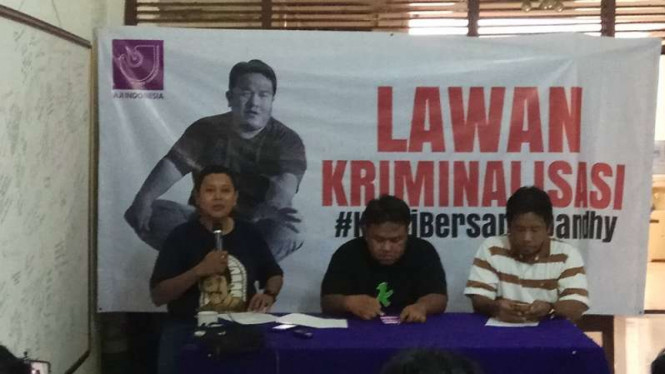 Konferensi pers Dandhy Dwi Laksono di kantor AJI, Jakarta.