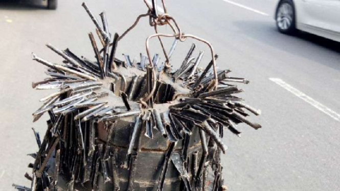Paku yang diambil dari jalan oleh Komunitas Saber Ranjau Paku