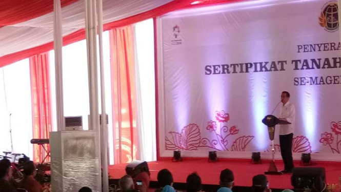 Presiden Joko Widodo (Jokowi) membagikan sertifikat tanah di Magelang