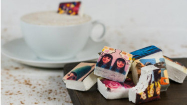 Marshmallow dengan foto yang dicetak di bagian atasnya.