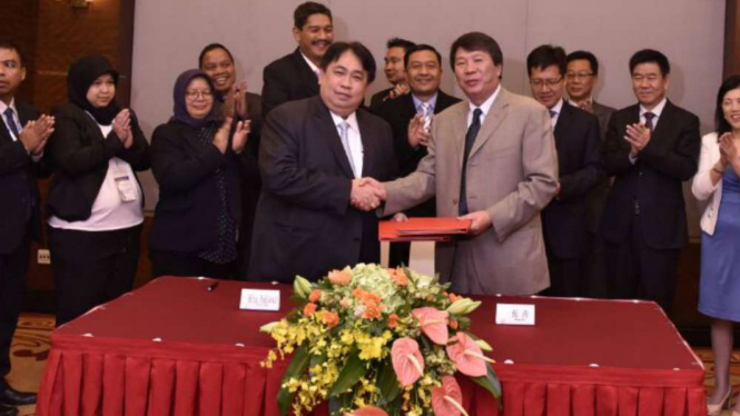 Direktur Utama PT TIMAH Riza Pahlevi dan Presiden Yunann Tin Group Zang Tao