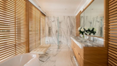 Desain kamar mandi dengan nuansa pantai