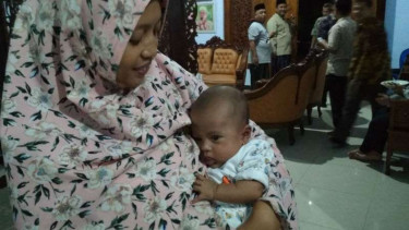 Bayi Shifa Bahiyyah Qurrotu A’yun digendong ibu angkatnya 