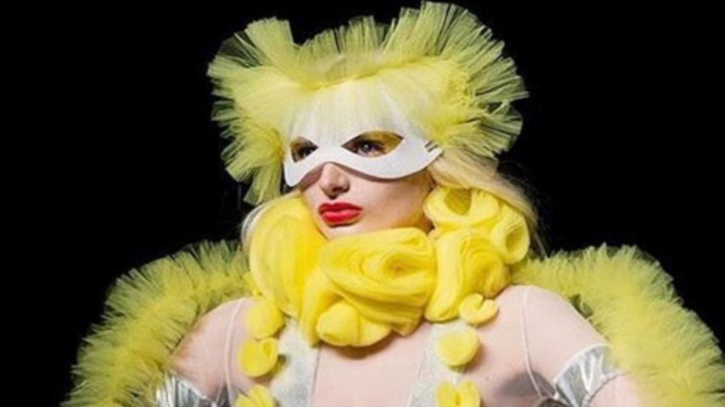 Model memamerkan koleksi Pam Hogg