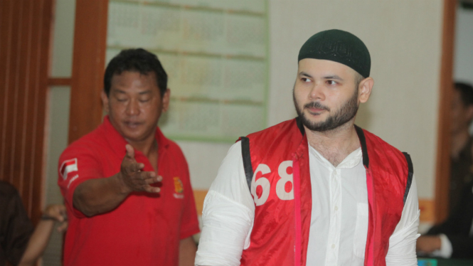 Ridho Rhoma mengikuti sidang lanjutan dengan agenda mendengarkan tanggapan Jaksa Penuntut Umum terhadap pledoi terdakwa di Pengadilan Negeri Jakarta Barat, Jakarta, Selasa (12/9). 