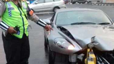 Mobil Aston Martin DB9 GT