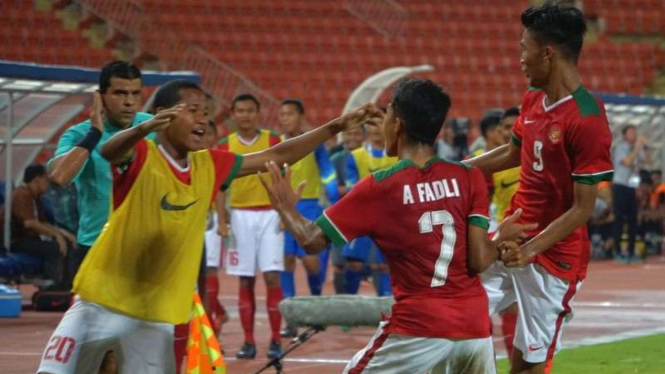 Para pemain Timnas Indonesia U-16 merayakan kemenangan atas Thailand U-16
